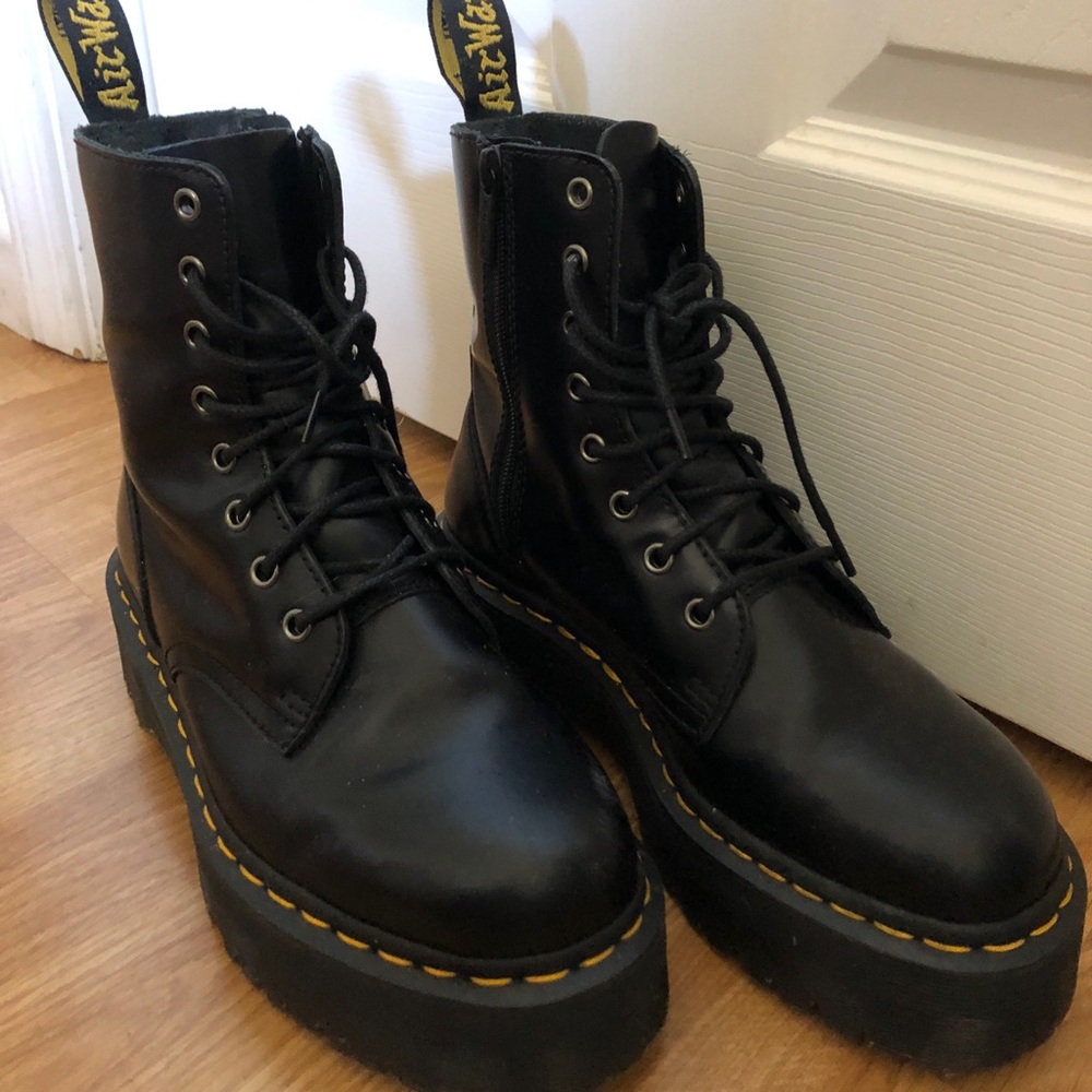 Black jadon platform de martens